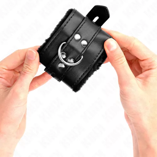 KINK – SZŐRMEL BORÍTOTT CSUKLÓRÖGZÍTŐK NÉGYZET ALAKÚ LYUKAKKAL, FEKETE ÉS FEKETE ÖV ÁLLÍTHATÓ MÉRET: 17-29 CM X 6 CM