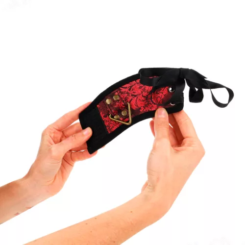 KINK - BOTRÁNY CSUKLÓBILINCSEK PIROS-FEKETE CSIPKE RÉSZLETEI 24,5 CM X 6,5 CM