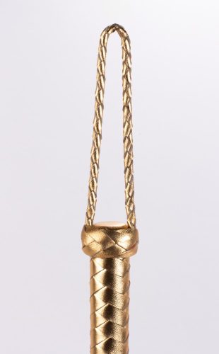 Flogger met metalen leren handvat en suède lederen staarten rood 18"