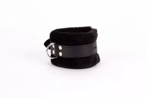 Handboeiontwerp gemaakt van zacht kuitleer en zwarte pofbont
