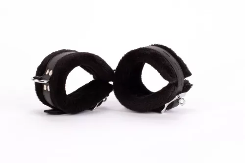 Handboeiontwerp gemaakt van zacht kuitleer en zwarte pofbont