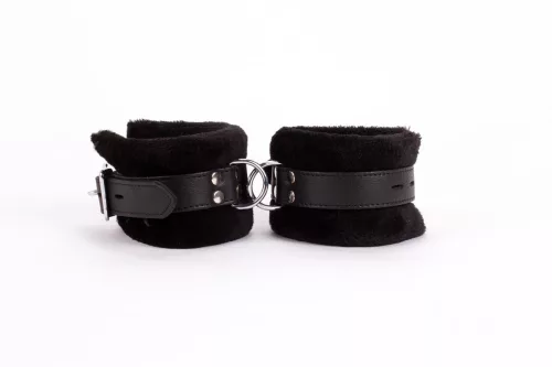Handboeiontwerp gemaakt van zacht kuitleer en zwarte pofbont