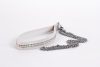 Lamsleren handvat met 2 rijen kleine strassstenen en metalen ketting wit