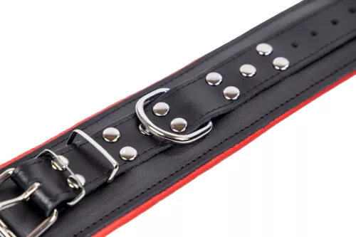 Párnázott bőrbilincs – fekete-piros intim kiegészítő