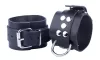Prémium fekete bőr bilincsek – érzéki izgatás érdekében
