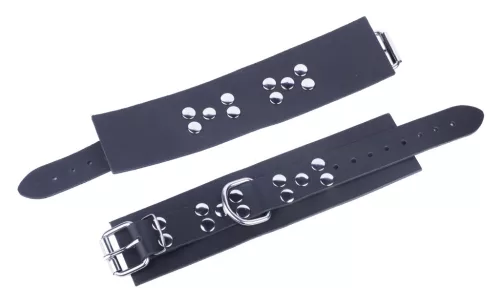 Prémium fekete bőr bilincsek – érzéki izgatás érdekében